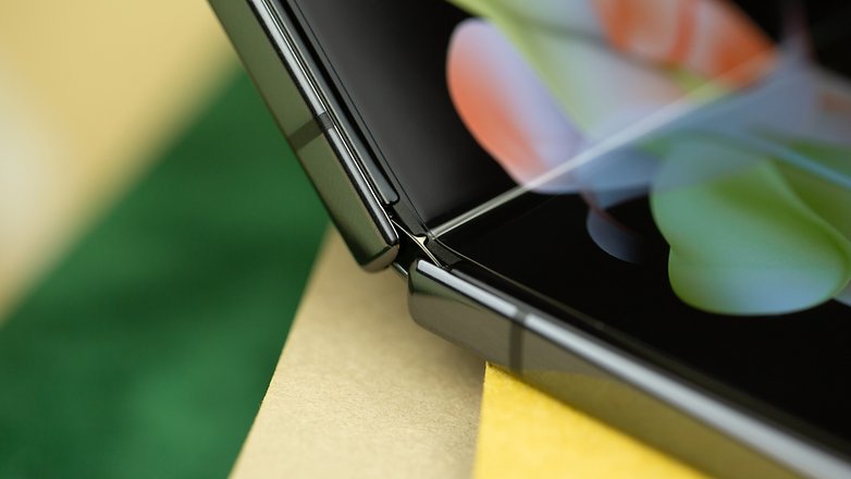 Samsung Galaxy Z Flip 4 review focusing on display hinge