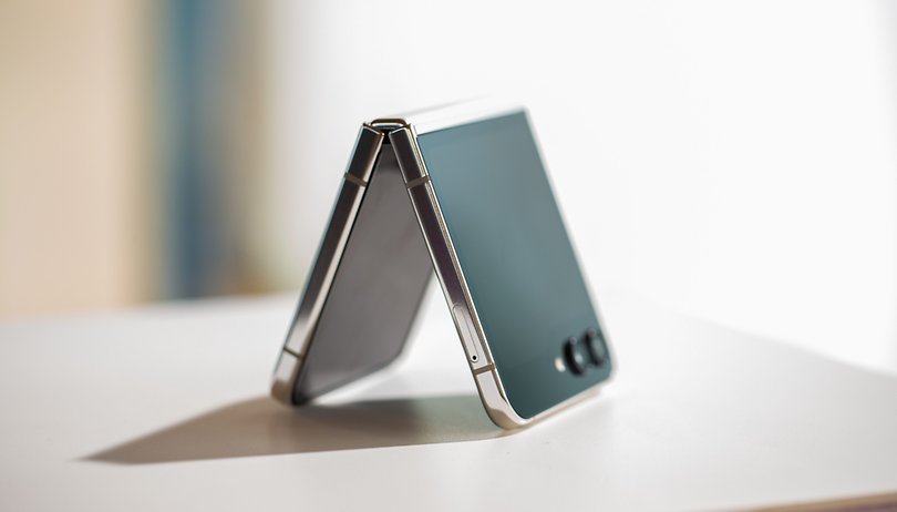nextpit Samsung Galaxy Z Flip 5 Tent Side
