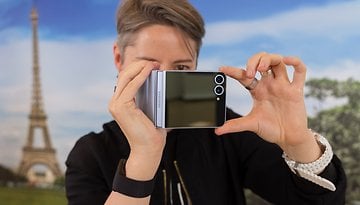 Uma pessoa gravando um vídeo com a câmera do Samsung Galaxy Z Flip 6