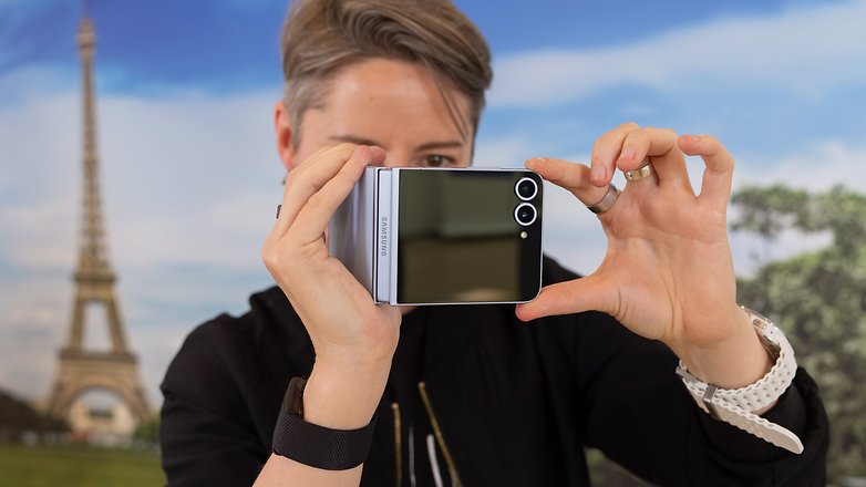 Eine Person nimmt ein Video mit dem Samsung Galaxy Z Flip 6 Camcoder-Modus auf