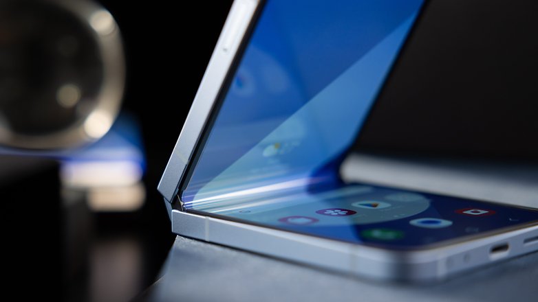 Nahaufnahme des halb aufgeklappten Galaxy Z Flip 6