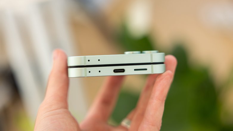 Samsung Galaxy Z Flip 6 USB-C-Port im Detail