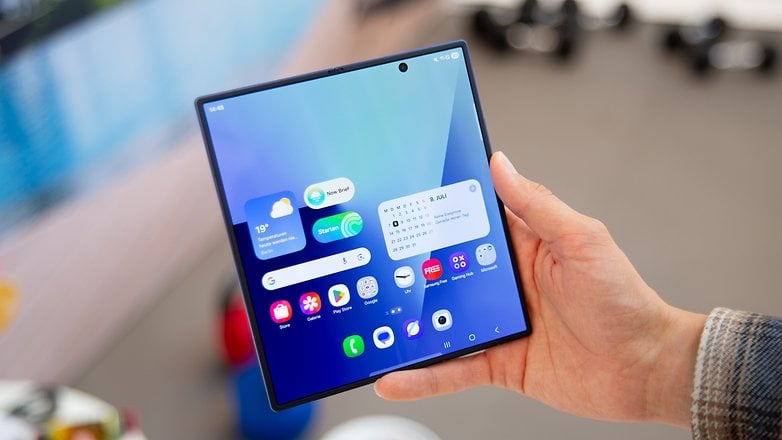 A Samsung Galaxy Z Fold7 okostelefonot tartó személy, aki színes alkalmazás interfészt jelenít meg. A Samsung Galaxy Z Fold7 okostelefonot tartó személy, aki színes alkalmazás interfészt jelenít meg.