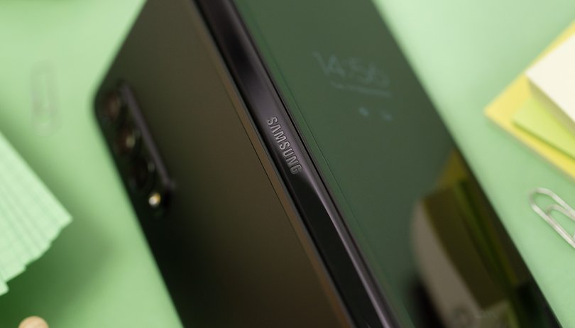 NextPit Samsung Galaxy Z Fold 3 hinge outside side
