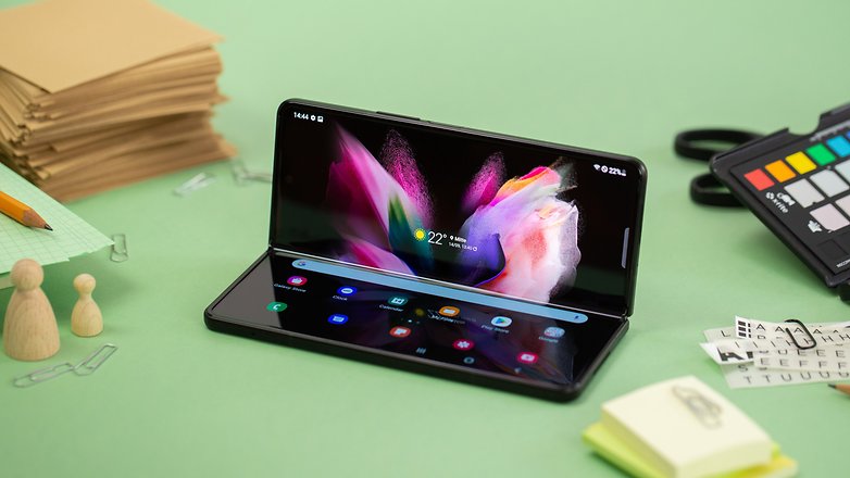 Aufgeklapptes Galaxy Z Fold 3 auf einem Tisch