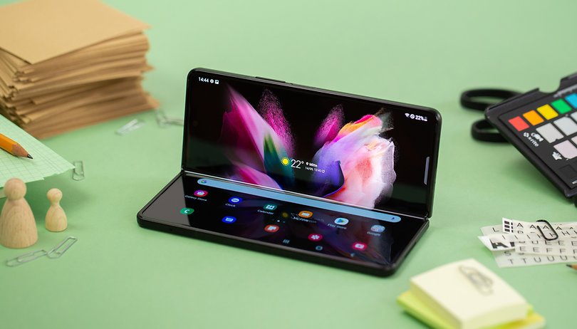 Paparan NextPit Samsung Galaxy Z Fold 3 dibuka