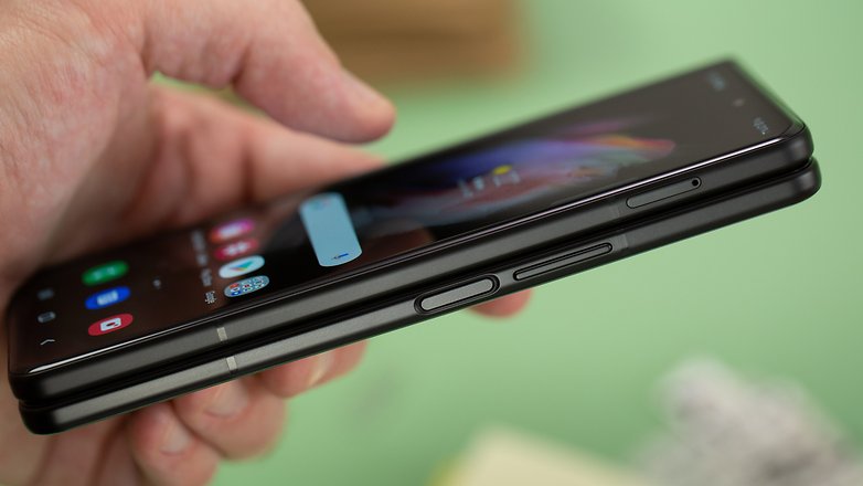 NextPit Samsung Galaxy Z Fold 3 side