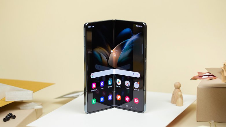 fast komplett aufgeklapptes Galaxy Z Fold 4 auf einem Tisch