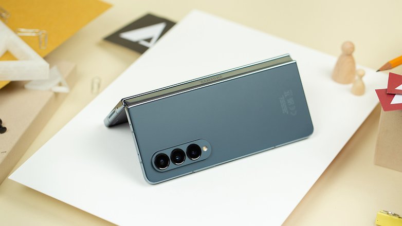 Samsung Galaxy Z Fold 4 außen aufgeklappt