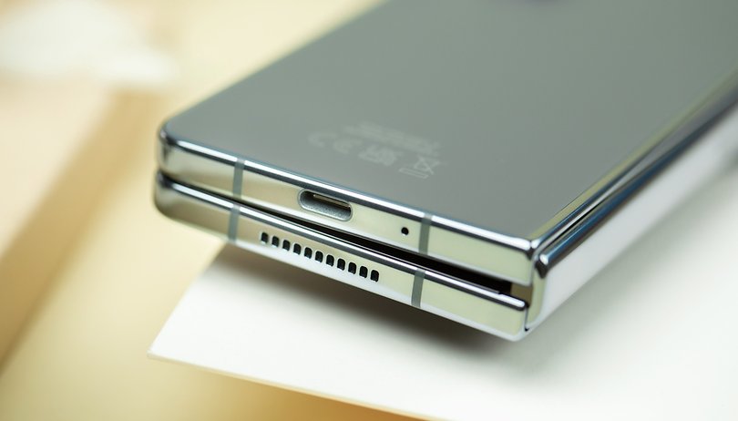 NextPit Samsung Galaxy Z Fold 4 USB