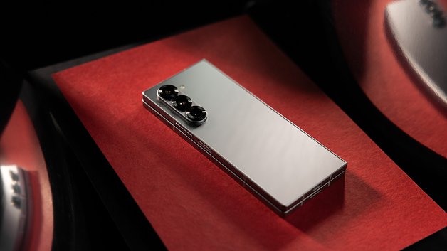 Le Samsung Galaxy Z Fold 6 vu de haut et de dos, posé sur une feuille canson rouge.