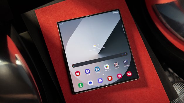 Le Samsung Galaxy Z Fold 6 vu de haut avec son écran déplié et allumé.