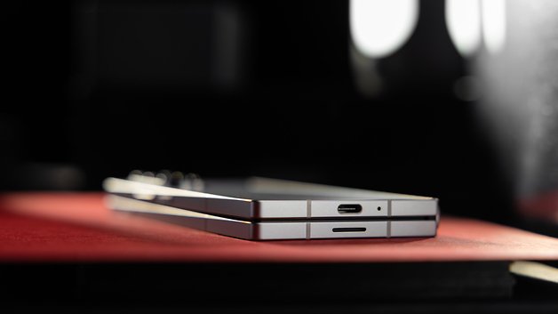 Le Samsung Galaxy Z Fold 6 posé à plat sur une table avec un aperçu de son port USB-C sur sa tranche transversale inférieure.