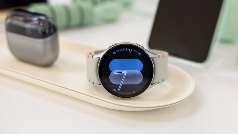 Samsung Galaxy Watch 7 in Nahaufnahme, auf einem Tisch liegend