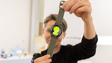 Camila hält die Samsung Galaxy Watch 7 in die Kamera