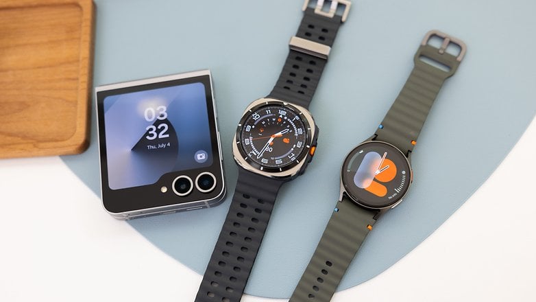 Samsung Watch 7 und Samsung Watch Ultra neben einem Galaxy Z Flip 6