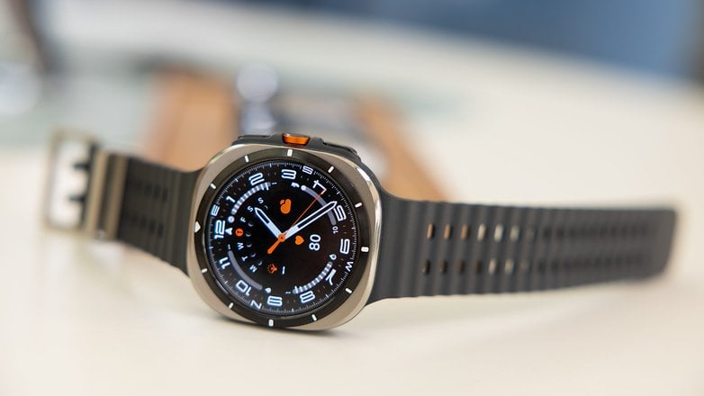 Samsung Watch Ultra display in detail