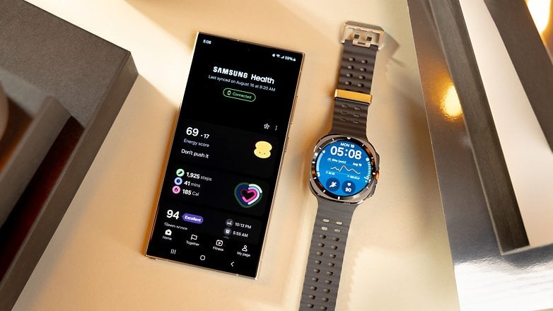 La Galaxy Watch Ultra à côté d'un smartphone avec les écrans allumés