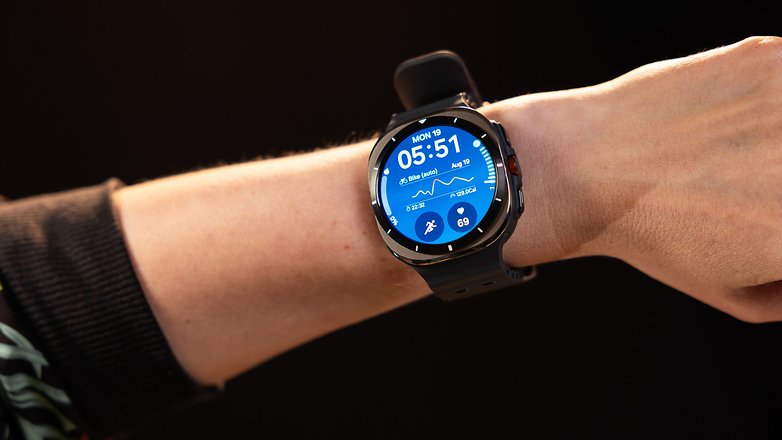 A person wearing the Samsung Galaxy Watch Ultra in the left wrist