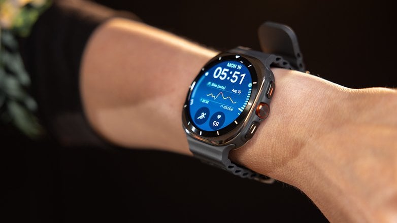 Un gros plan sur le bouton d'action de la Samsung Galaxy Watch Ultra