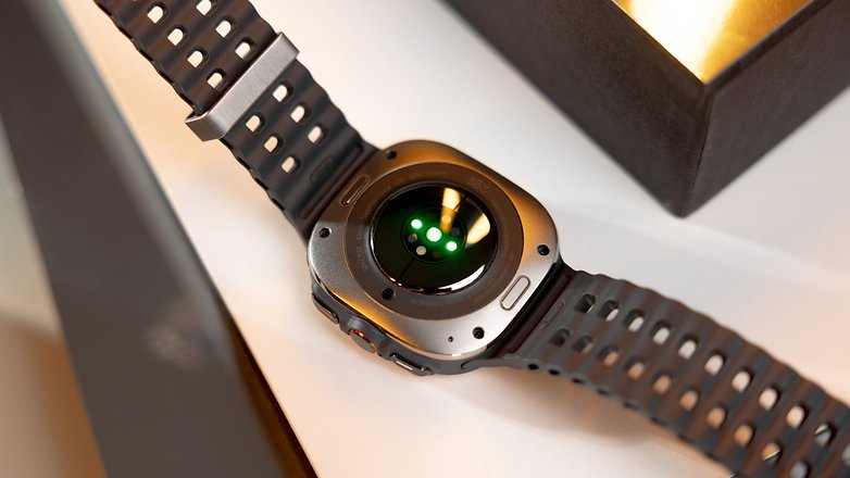 Blick auf die Unterseite der Galaxy Watch Ultra mit den Sensoren