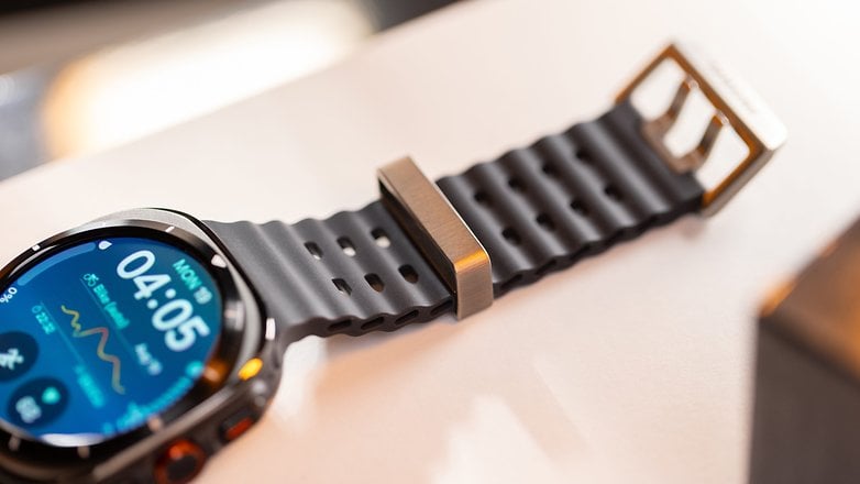 Foto que mostra a fivela do Galaxy Watch Ultra