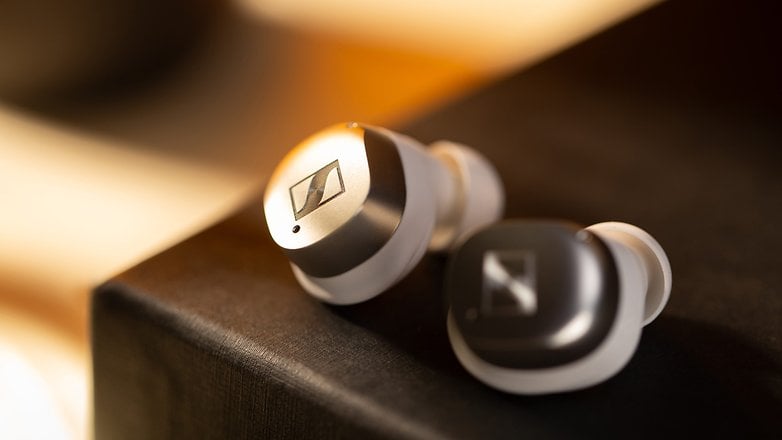 Les Sennheiser Momentum True Wireless 4 vus de haut avec le logo de la marque gravé sur la surface tactile des écouteurs