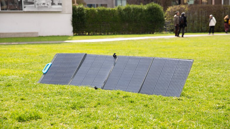 Bluetti PV200 Solarpanel ausgeklappt.
