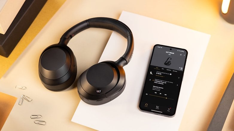 Le casque Bluetooth Sony ULT WEAR posé à côté d'un smartphone affichant l'application Sony Headphones Connect sur son écran.