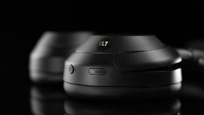 Le casque Bluetooth Sony ULT WEAR vu de près avec un zoom sur le bouton "Ult" sur la tranche de son oreillette gauche.