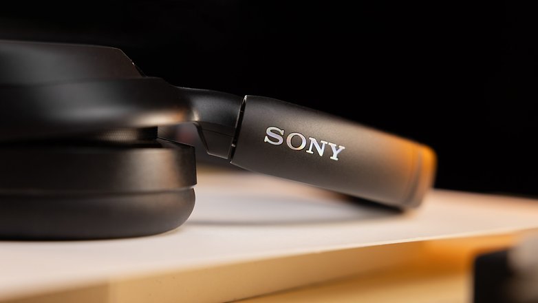 Le casque Bluetooth Sony ULT WEAR posé à plat et vu de côté avec un zoom sur la branche de l'arceau.