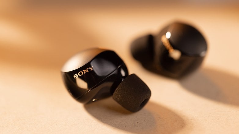 Les écouteurs Sony WF-1000XM5 vus de face