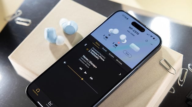 Un smartphone affichant les écouteurs Sony WF-C510 et une interface de lecteur de musique.