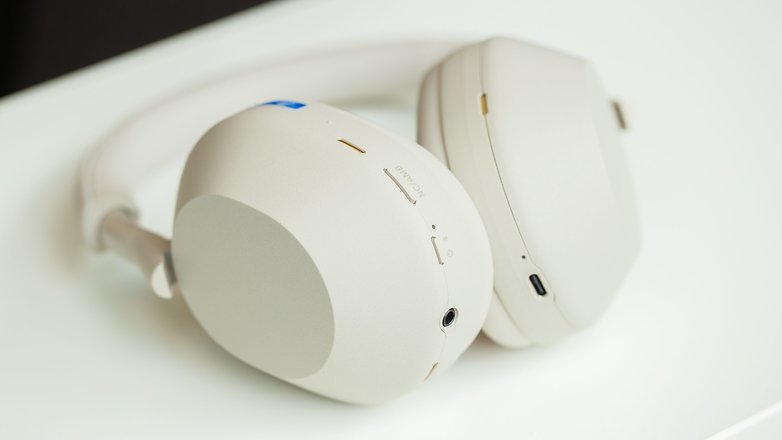 Sony launches cheaper ANC headphones that use the brains of the WH-1000XM5