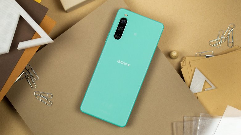 Sony Xperia 10 IV von hinten auf einem Schreibtisch