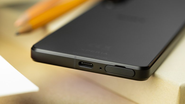 La tranche inferieure du Sony Xperia 1 IV avec son port SIM et microSD