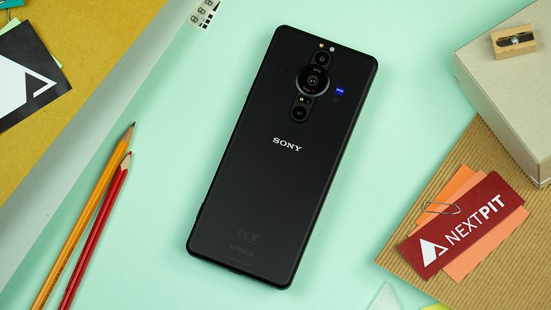 Xperia Pro ligger på ett Schreibtisch mit der Rückseite nach oben