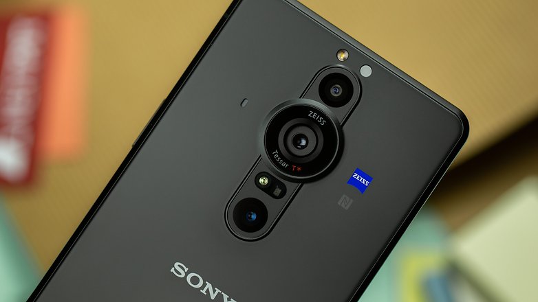 Gros plan sur la caméra arrière du smartphone de Sony