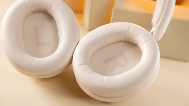 Gros plan sur les écouteurs Anker Soundcore Space One montrant les étiquettes L et R sur les coussins d'oreilles.