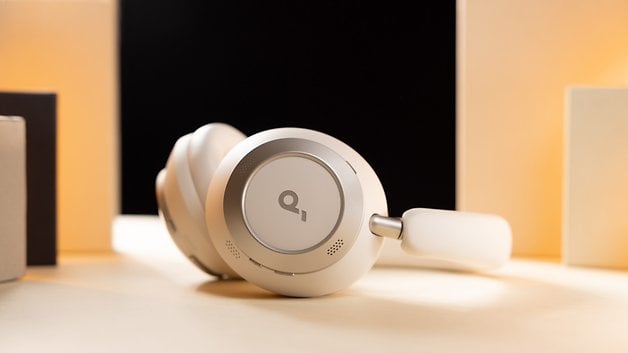 Casque blanc circum-aural sur une surface avec un éclairage doux.