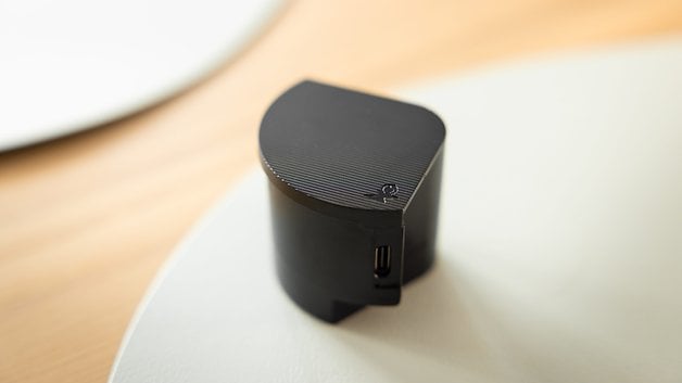 Ein schwarzes SwitchBot Lock Ultra Touch Combo auf einer hellen Oberfläche.