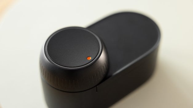 Nahaufnahme des SwitchBot Lock Ultra Touch Combo mit einem runden Touchpad und einer orangefarbenen Anzeigeleuchte.