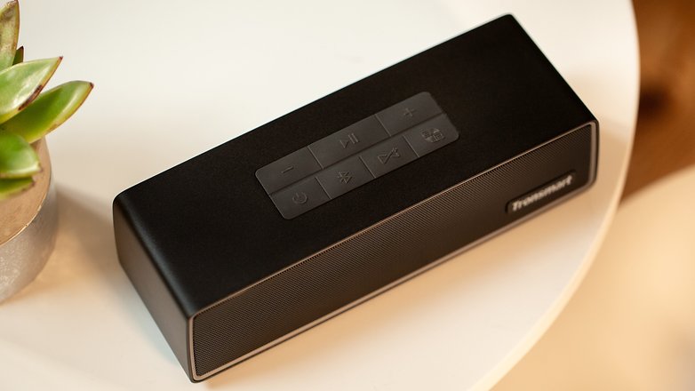 NextPit Tronsmart Studio Speaker buttons