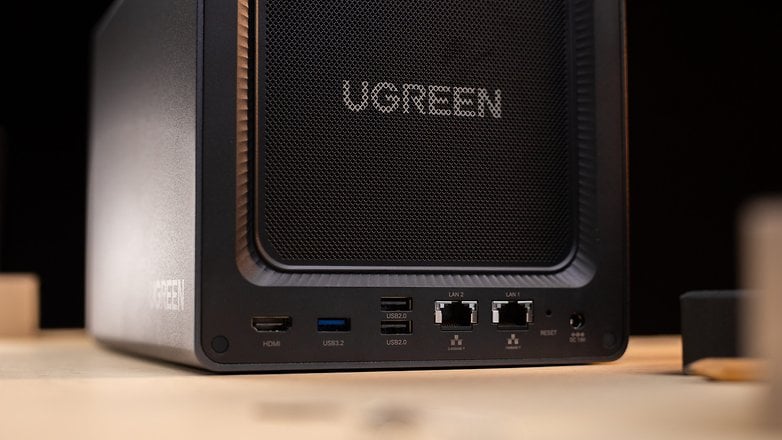UGreen DXP4800 Plus mit den Anschlüssen auf der Vorderseite