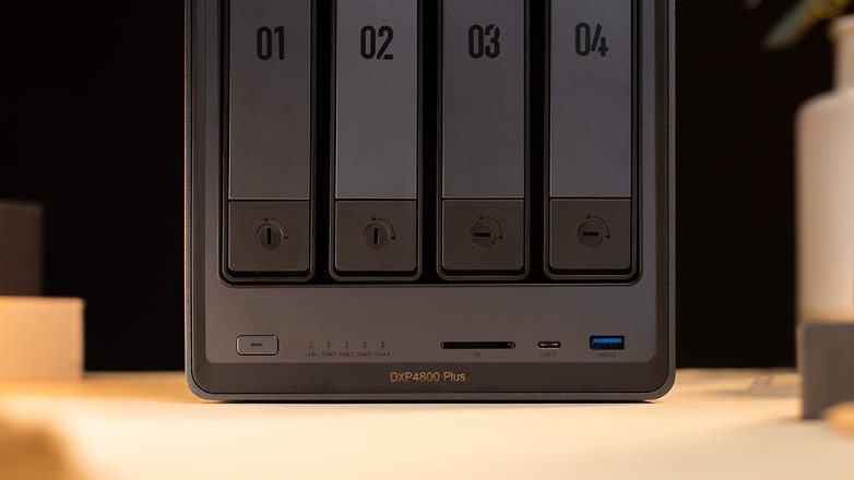 UGreen DXP4800 Plus front ports