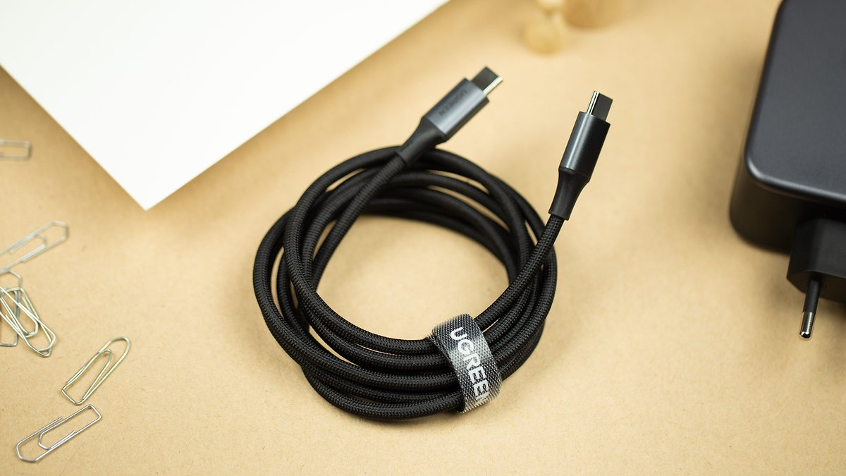 ugreen nexode 140W prise en main du chargeur usb-c