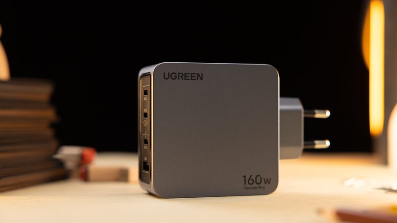 Le chargeur USB-C Ugreen Nexode 160W vu de côté
