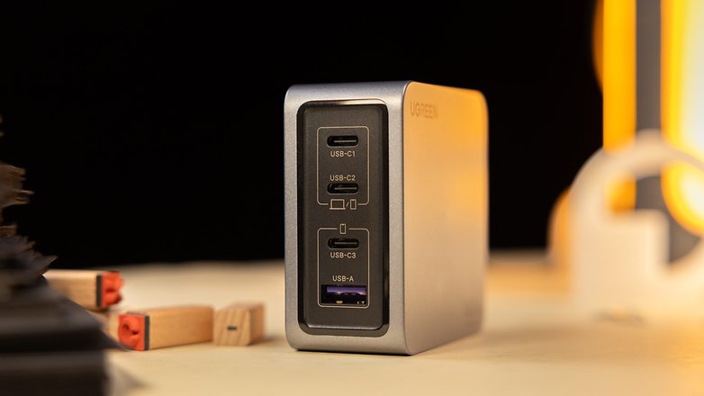 Le chargeur USB-C Ugreen Nexode 160W vu de face avec ses différents ports de sortie
