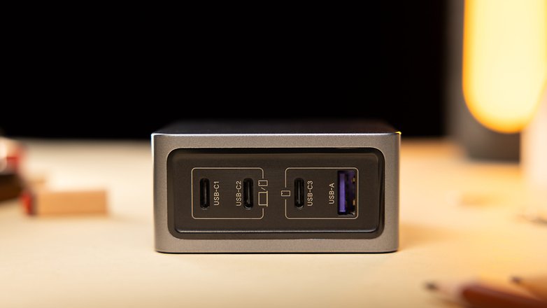 Le chargeur USB-C Ugreen Nexode 160W vu de face et posé de côté avec un zoom sur ses différents ports de sortie
