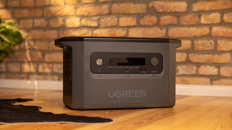 The Ugreen PowerRoam 2200 comes with a wider display.